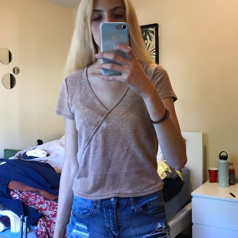 American Eagle orange tshirt